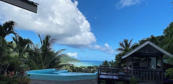 Una piscina al aire libre, camas de piscina gratis