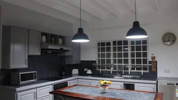 Casa familiar, para no fumadores, vista al océano | Cocina privada | Refrigerador con congelador, microondas y parrilla de estufa