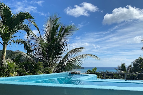 Alberca al aire libre, camas balinesas gratuitas y camastros