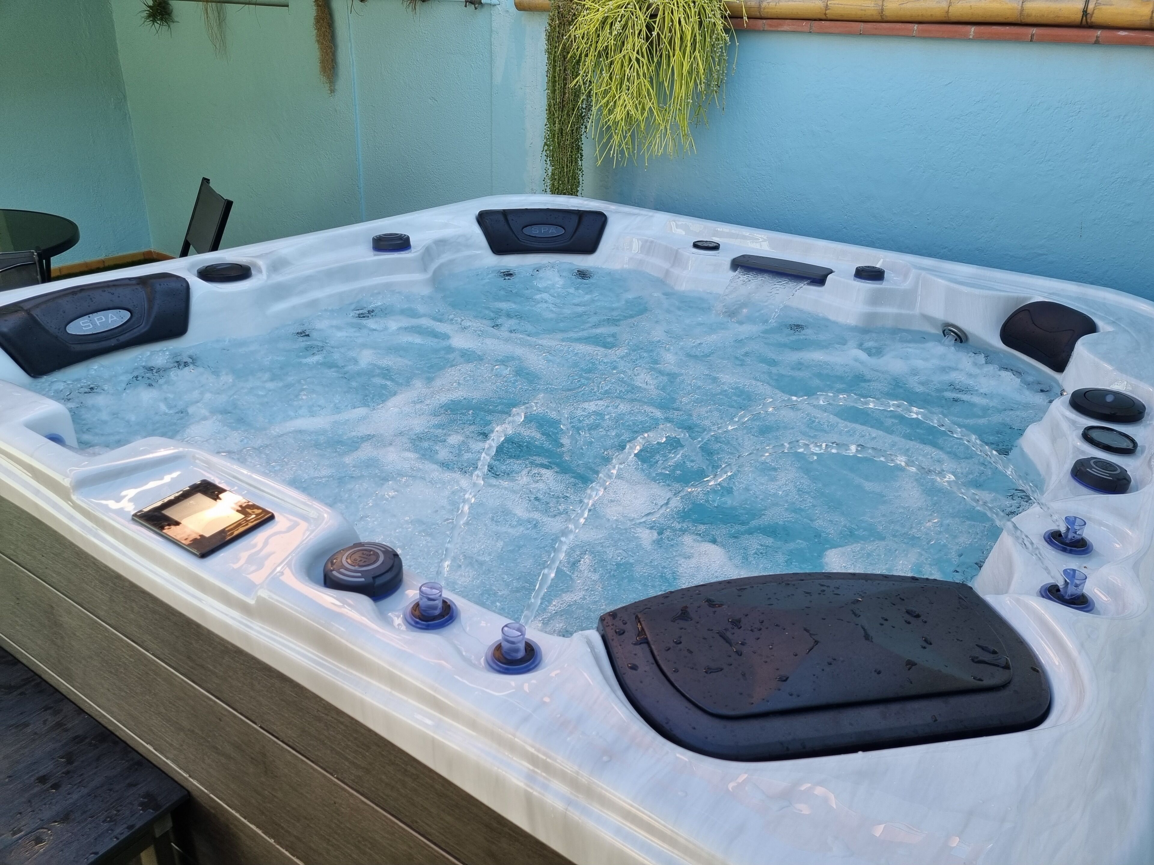Outdoor spa tub