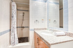 Shower - Luxury Stay at Madison 2bedroom Balcony (Dubai)