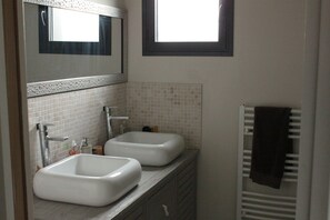 Regadera, secadora de cabello, papel de baño 