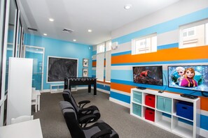 Games room - Disney (5 min) Orlando Villa:  4 BDR, 4.5 BA, FREE parking, pool, gym, jacuzzi  (Kissimmee)