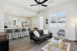 TV - Gleaming Contemporary Home in Canopy w/ Pool,BBQ (Buckeye)