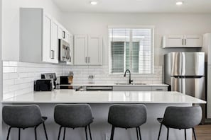 Micro-ondes, four, plaque de cuisson, lave-vaisselle