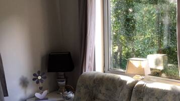 2 bedrooms, travel crib, free WiFi, bed sheets