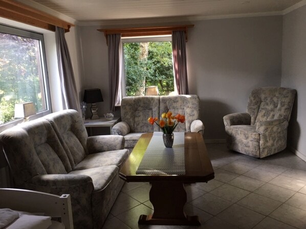 Apartment | Living area | Flat-screen TV - Ferienwohnung Tante Lise (Süderlügum)