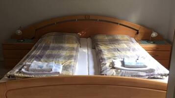 2 bedrooms, travel crib, free WiFi, bed sheets