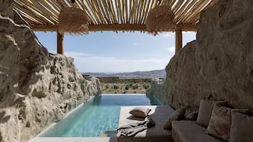 White Art Suite | Minibar, in-room safe, blackout drapes, soundproofing