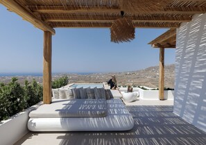 Divine Suite | Minibar, in-room safe, blackout drapes, soundproofing - WhiteArt Suites (Mykonos)
