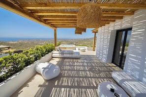Divine Suite | Minibar, in-room safe, blackout drapes, soundproofing - WhiteArt Suites (Mykonos)