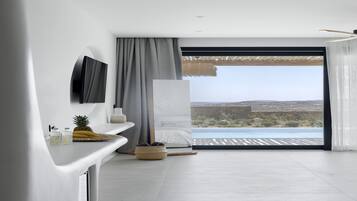 Serenity Suite | Minibar, in-room safe, blackout drapes, soundproofing