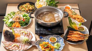 Breakfast, dinner, brunch served; Thai cuisine