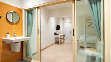 Deluxe Room, Bathtub | Desk, laptop workspace, free WiFi, bed sheets
