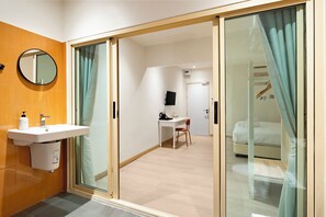 Quarto luxo, banheira | Escrivaninha, espaço de trabalho para notebook, Wi-Fi de cortesia