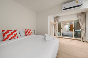 Deluxe kamer, bad | Een bureau, een laptopwerkplek, gratis wifi, beddengoed
