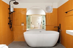 Deluxe Room, Bathtub | Deep-soaking bathtub - Horange Phuket Town (Phuket)