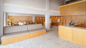 Lobby-lounge
