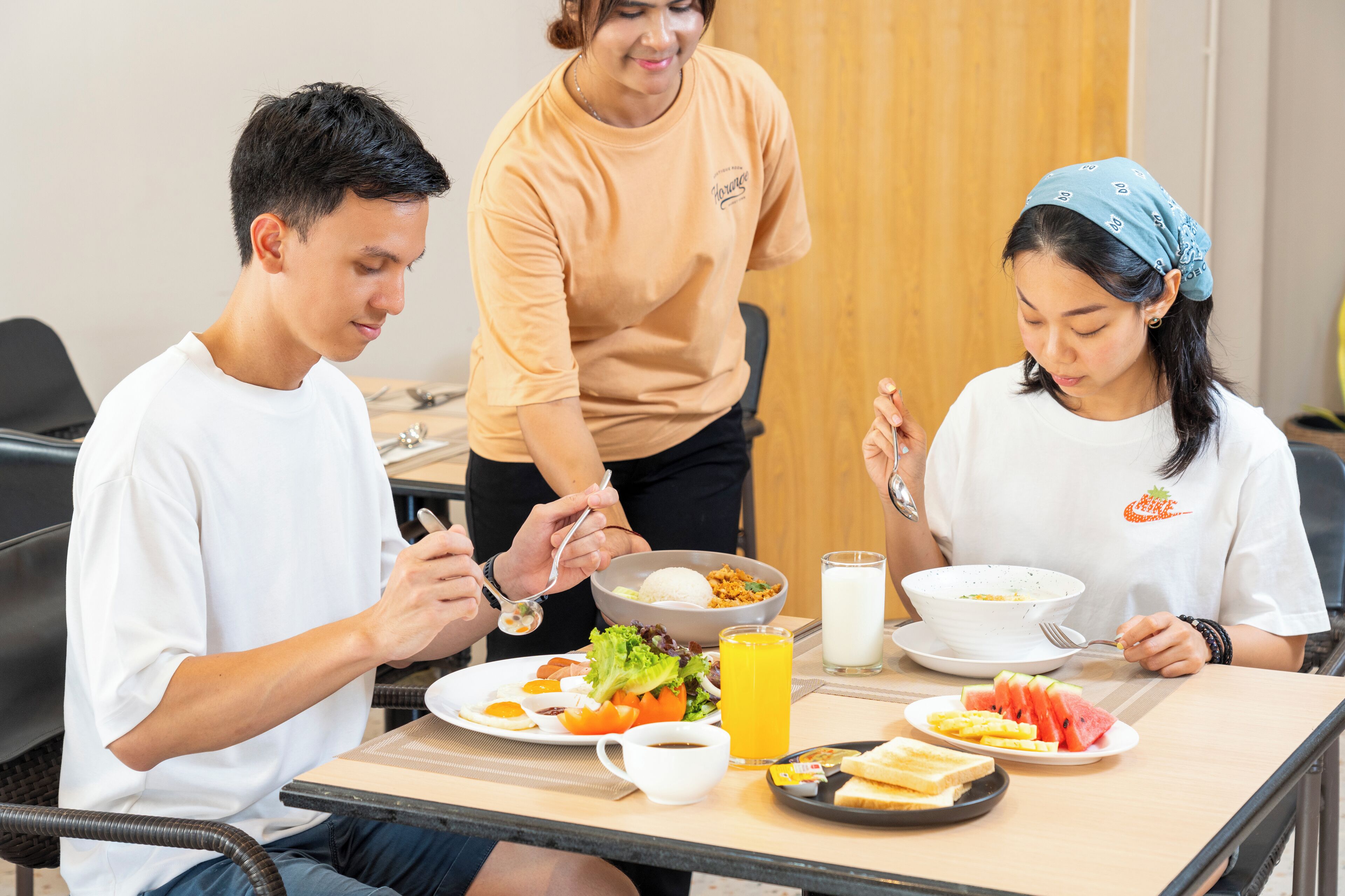供应早餐、晚餐和早午餐，泰国菜