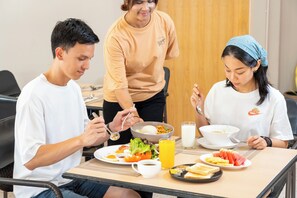 供应早餐、晚餐和早午餐，泰国菜