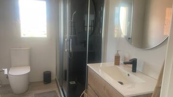 Douche, sĂšche-cheveux, serviettes fournies, savon