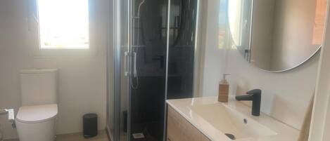 Dutxa, assecador de cabells, tovalloles i sabó