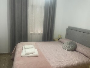 8 bedrooms, iron/ironing board, WiFi, bed sheets - Ideal Para Grupos de Amigos y Familias (Carboneras de Guadazaón)