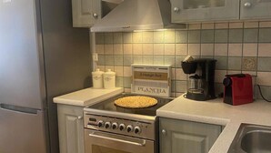冷蔵庫、オーブン、コンロ、調理器具と食器