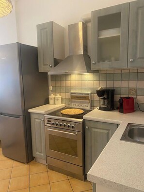 Kjøleskap, ovn, kokeplater og kjøkkenutstyr