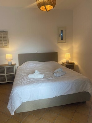 1 habitación, tabla de planchar con plancha, wifi y ropa de cama 
