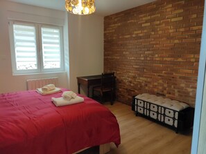 2 bedrooms, desk, soundproofing, travel cot - 3-Room Apartment with Terrace (Orbey)