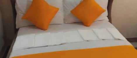 1 habitación, tabla de planchar con plancha, wifi y ropa de cama
