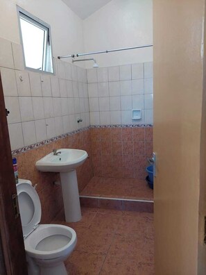 Shower, towels, soap, shampoo - A stylish experience within Nyali. Guaranteed peace of mind during your stay ! (Mombasa)