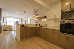 Jääkaappi, mikroaaltouuni, uuni, liesi