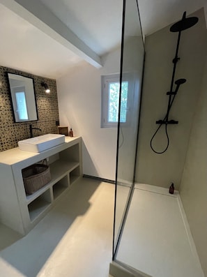 Haartrockner, Handtücher, Seife, Shampoo