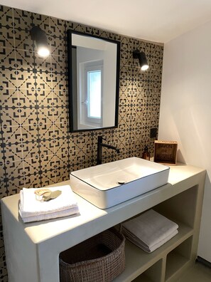 Hårtork, handdukar, tvål och schampo