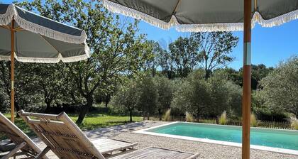 Suite et terrasse indépendantes au milieu des vignes et des oliviers.