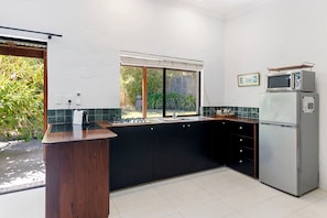 Réfrigérateur, micro-ondes, plaque de cuisson, cafetiÚre/bouilloire