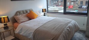 1 bedroom, iron/ironing board, WiFi, bed sheets - PARADISE - AWAY - FROM - HOME.
6 minutes walk to the train and bus station, etc. (Bracknell)