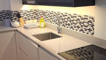 Kjøleskap, mikrobølgeovn, ovn og oppvaskmaskin