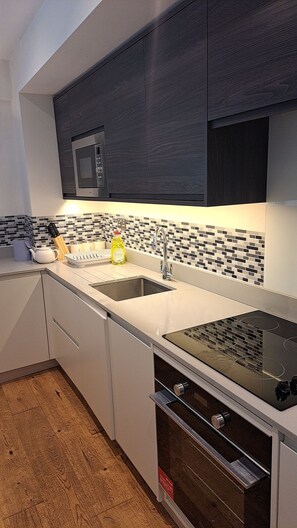 Fridge, microwave, oven, dishwasher - PARADISE - AWAY - FROM - HOME.
6 minutes walk to the train and bus station, etc. (Bracknell)