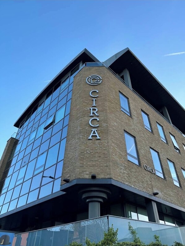 Exterior - PARADISE - AWAY - FROM - HOME.
6 minutes walk to the train and bus station, etc. (Bracknell)