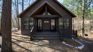 Une cabane en bois avec un toit à deux versants, une véranda à l’avant et une enseigne sur laquelle on peut lire « ELK SNAKE ».