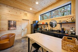 Fridge, microwave, oven, stovetop - Black Jack Cabin -BLK JCK (Hochatown)