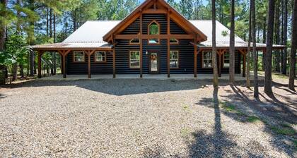 Hot Tub + Fire Pit Cabin | Pet-Friendly Hochatown Retreat Sleeps 8 | Near Beavers Bend & Broken Bow Lake