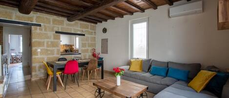 Smart TV, videogiochi, tavolo da calcetto, libri