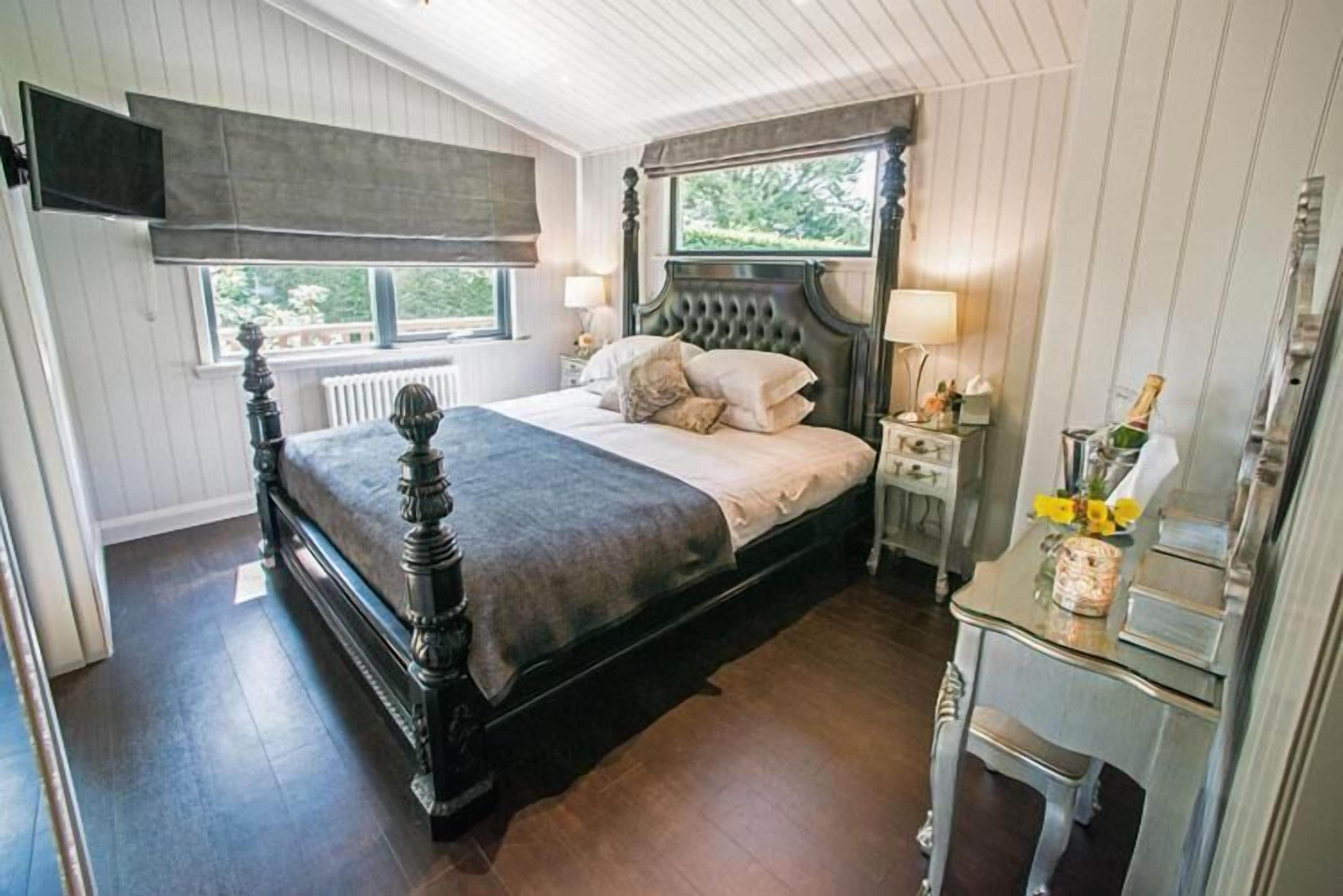 Deluxe Suite, 2 Bedrooms | Individually decorated, individually furnished, iron/ironing board