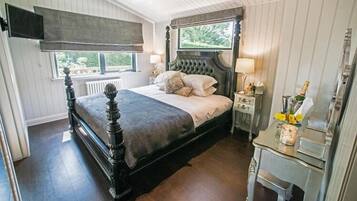 Deluxe Suite, 2 Bedrooms | Individually decorated, individually furnished, iron/ironing board