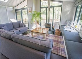 Deluxe Suite, 2 Bedrooms | Individually decorated, individually furnished, iron/ironing board