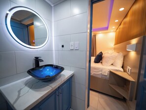 1 habitación, tabla de planchar con plancha, internet y ropa de cama